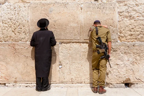 Солдат и православный еврей молиться у Западной стены, Иерусалим — стоковое фото