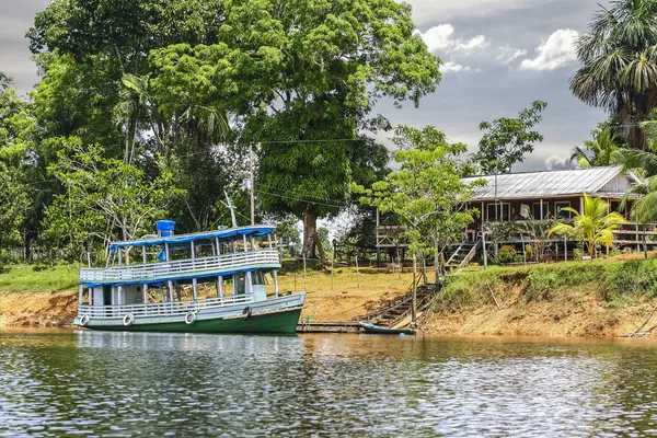 Деревянные лодки на реке Амазонка, Бразилия Стоковое Фото