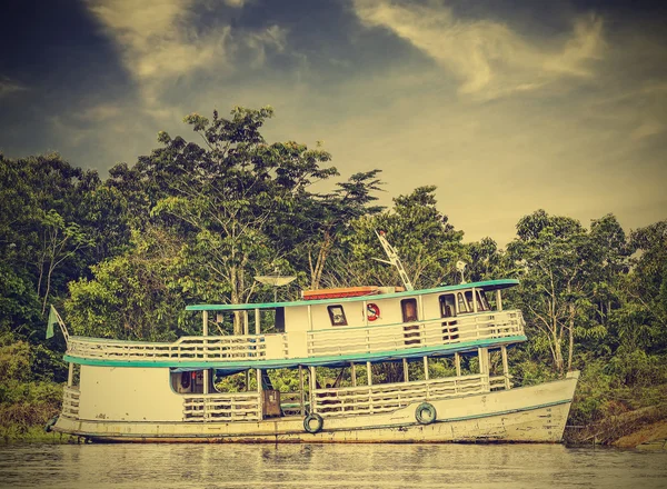 Деревянные лодки на винтажные ретро instagram река Амазонка, Бразилия, Стоковое Фото