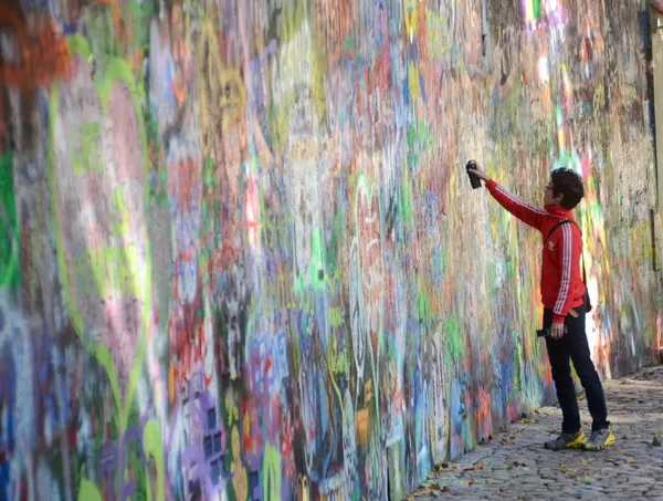 Человек, добавление граффити Джон Леннон стены Лицензионные Стоковые Изображения