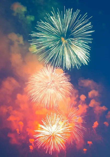 Вечерний фейерверк в честь праздника День победы — стоковое фото
