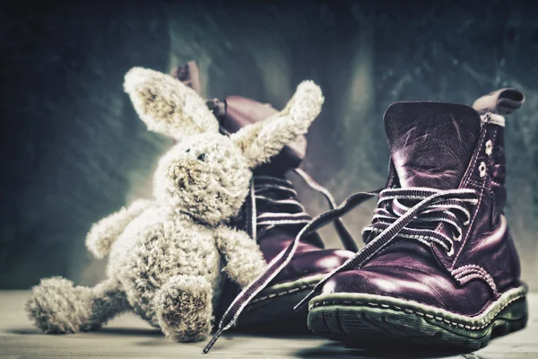 Детские ботинки и Плюшевый кролик игрушка — стоковое фото