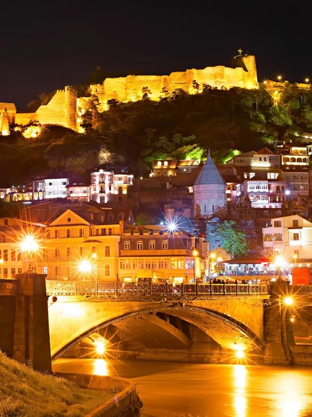Старый город Тбилиси ночью — стоковое фото
