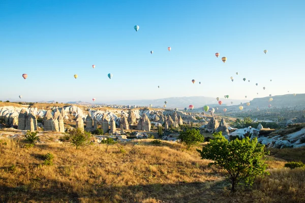 Воздушные шары летать над Каппадокии — стоковое фото