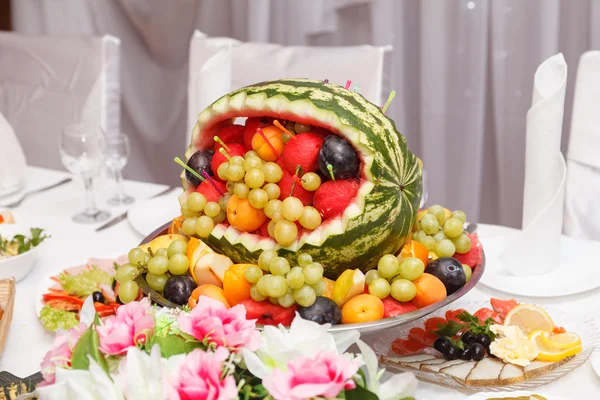 Фруктовый салат в арбузе — стоковое фото