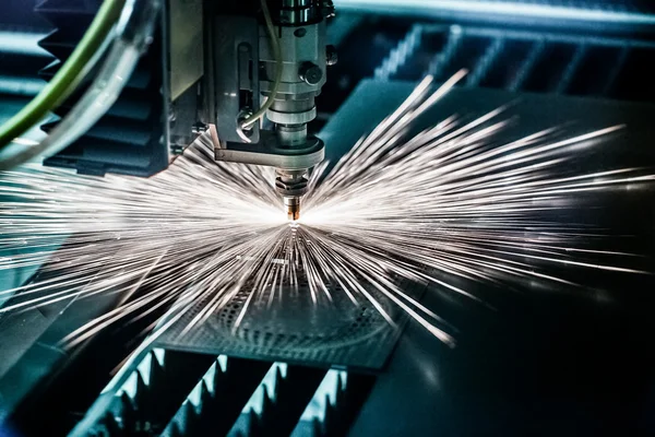 CNC лазерной резки металла, современные промышленные технологии — стоковое фото