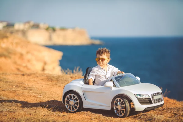 Счастливый маленький мальчик путешествовать на автомобиле в летнее время — стоковое фото