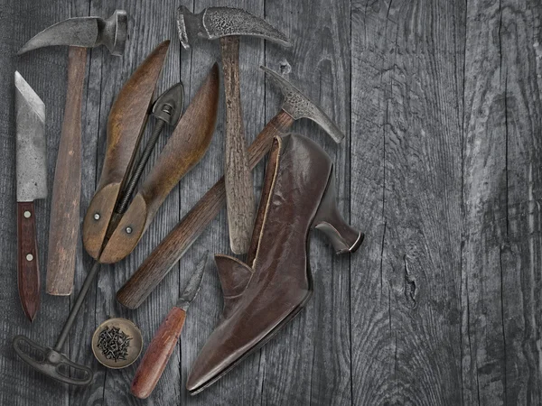Старинные инструменты сапожников и обувь — стоковое фото