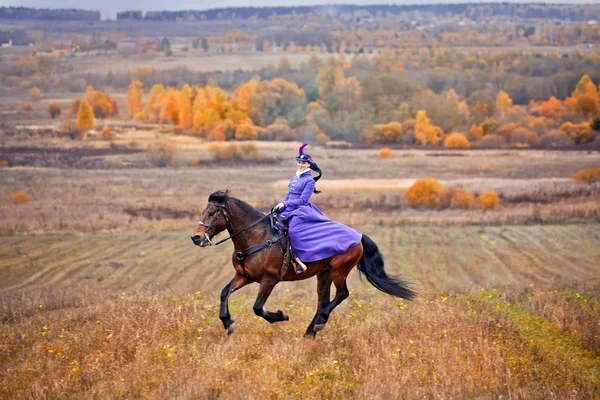 Леди в езда habbit на лошади охота — стоковое фото