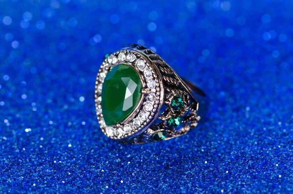 Ювелирные изделия кольца синем фоне — стоковое фото