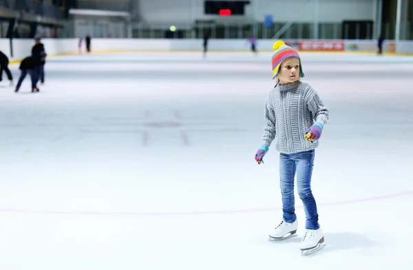 Маленькая девочка на коньках — стоковое фото
