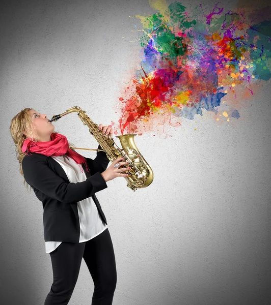 Женщины саксофонист играет саксофон — стоковое фото