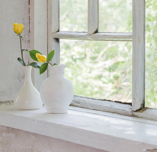Желтые розы на подоконнике — стоковое фото