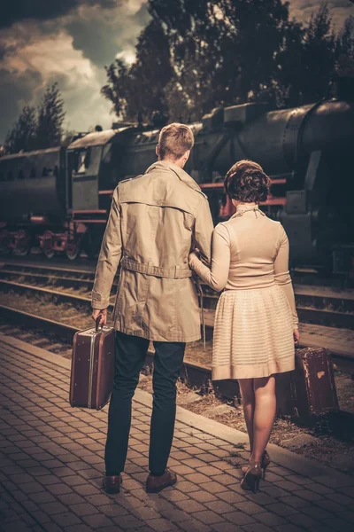 Винтажный стиль пара на железнодорожной платформе станции — стоковое фото