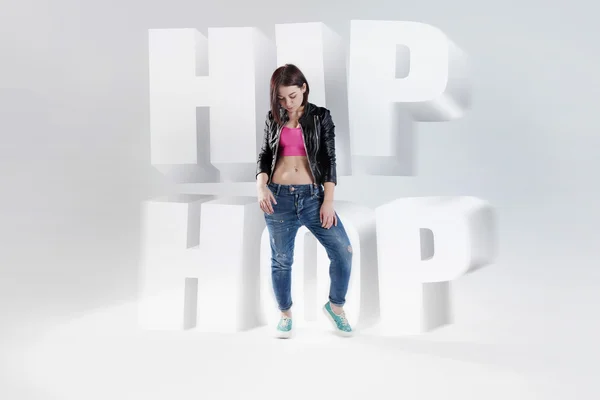 Молодая женщина танцовщица с слова хип-хоп, небольшой тряски эффект — стоковое фото