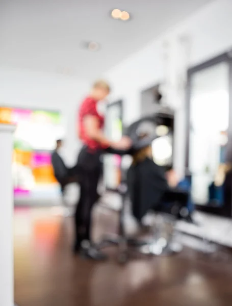 Расфокусированные изображения парикмахер с клиентами — стоковое фото