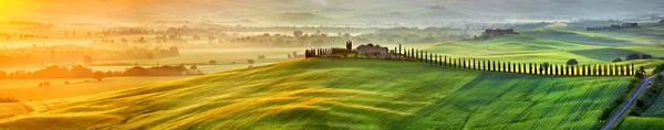 Сельской местности в провинции Тоскана на восход — стоковое фото