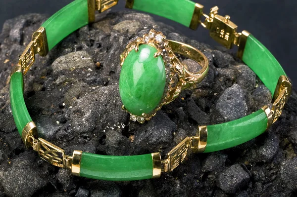Китайский зеленый кольцо и браслет — стоковое фото