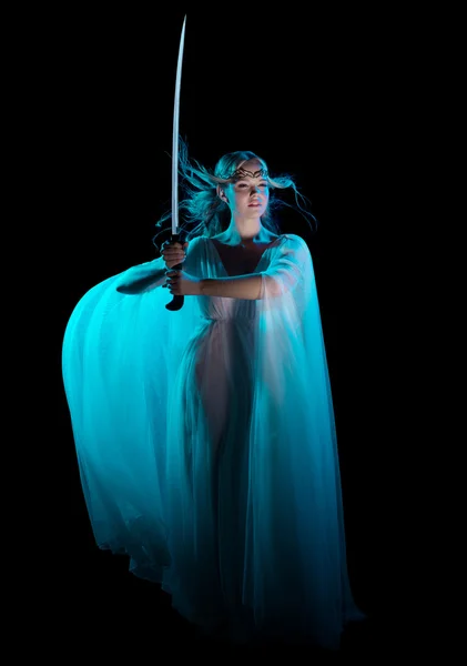 Эльфийская девушка с мечом — стоковое фото