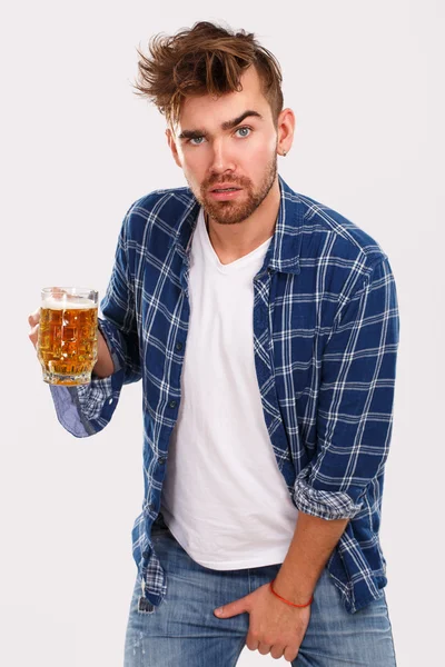 Человек в голубой рубашке с пивом — стоковое фото