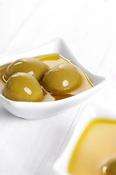 Оливковое масло на столе — стоковое фото