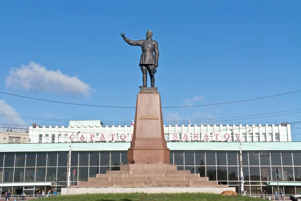 Памятник Феликсу Дзержинскому напротив железнодорожной станции — стоковое фото