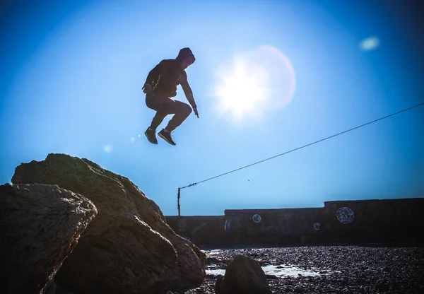 Человек, исполняющая freerunning прыжок — стоковое фото