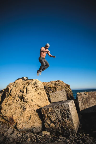 Человек, исполняющая freerunning прыжок — стоковое фото