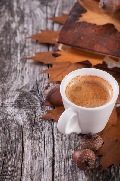 Деревянные фон с кофе из желудей — стоковое фото
