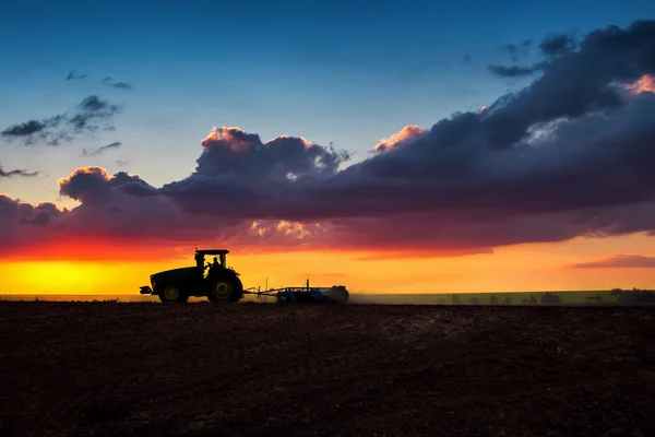 Фермер в трактор, подготовка земли с Культиваторы предпосевные — стоковое фото
