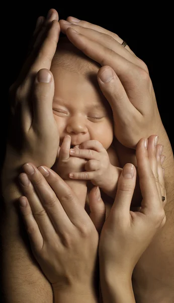 Семья и ребенок. ребенок новорожденного в руках родителей. рождение ребенка и понятие ухода. новорожденный, спящий на черном фоне — стоковое фото