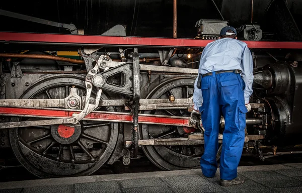 Механик по старый поезд — стоковое фото