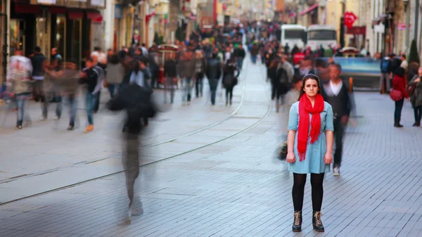 Женщина позирует на оживленной улице — стоковое фото