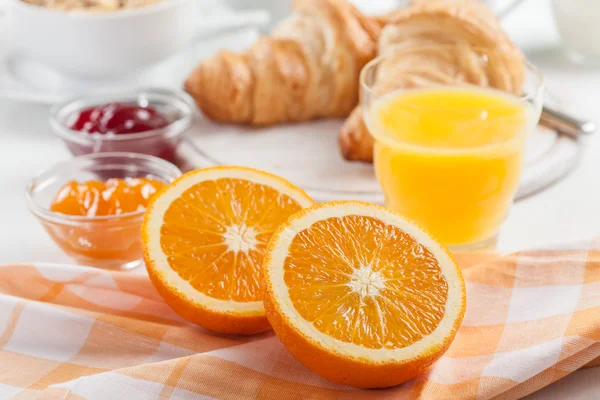Завтрак со свежим апельсиновым соком — стоковое фото