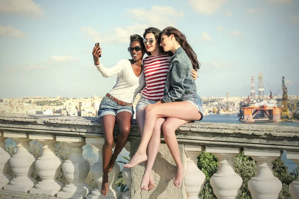 Трое друзей, делать selfie — стоковое фото