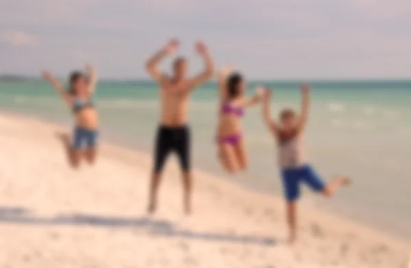 Подростки, прыжки на пляже — стоковое фото