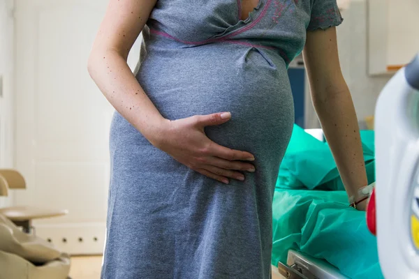 Женщина прямо до родов в больнице — стоковое фото