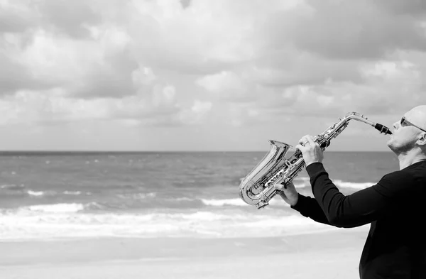 Саксофонист, играя на саксофоне — стоковое фото