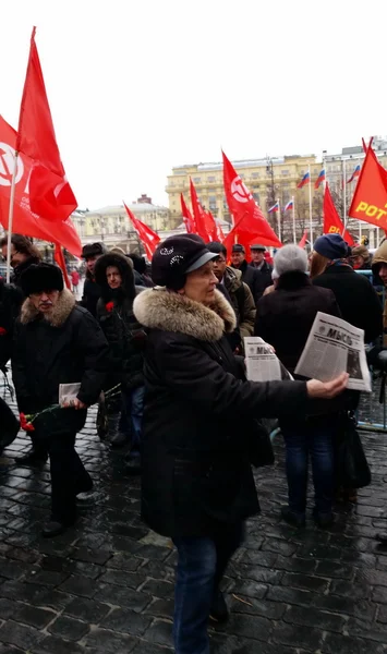 Коммунисты на день рождения Иосифа Сталина, подготовка к процессии некрополя у стены Кремля — стоковое фото