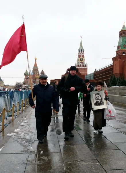 Группа людей с портретом Иосифа Сталина на Красной площади — стоковое фото