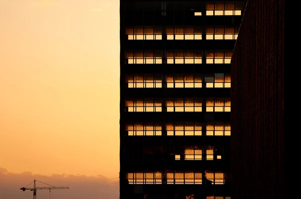 Деконструкция старого офисного здания. Закат света в фоновом режиме проходит через скелет разбитые окна — стоковое фото