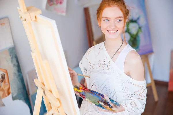 Женщина-художник, холдинг палитра с масляными красками в художественной студии — стоковое фото