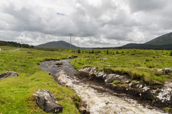 Вид реки и холмы в Коннемара в Ирландии — стоковое фото