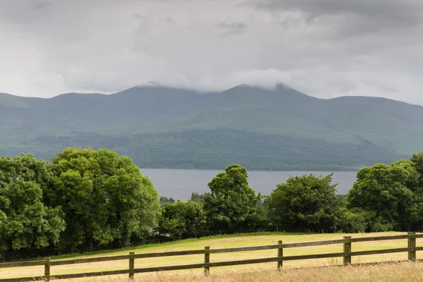 Вид на озеро и сельскохозяйственных угодий в Коннемара в Ирландии — стоковое фото