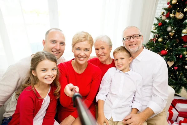 Улыбающиеся семьи selfie дома — стоковое фото