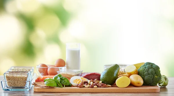 Крупным планом различных предметов натуральных пищевых на столе — стоковое фото