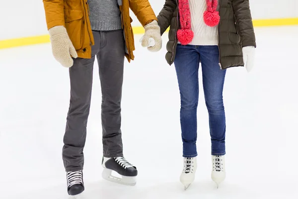 Крупным планом счастливая пара, Катание на коньках на катке — стоковое фото