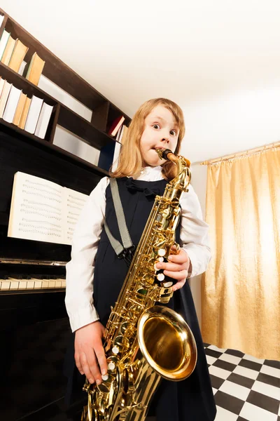 Маленькая девочка играет Саксофон альт — стоковое фото