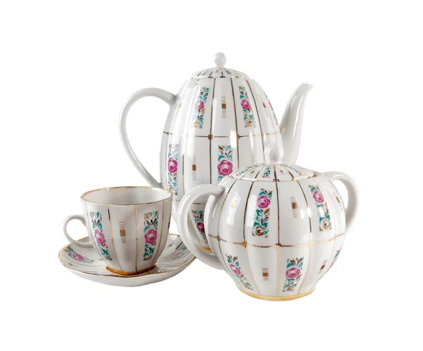 Фарфоровый чайник, чашки и Сахарница с цветочные розы орнаментом в стиле ретро, изолированные на белом фоне — стоковое фото