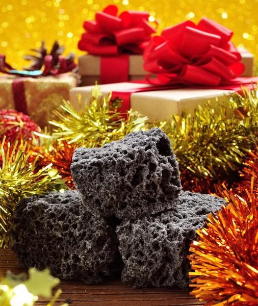 Конфеты угля и рождественские подарки — стоковое фото